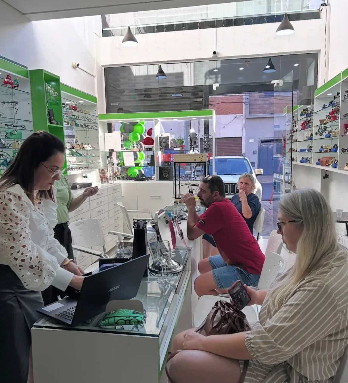 Clientes sendo atendidos